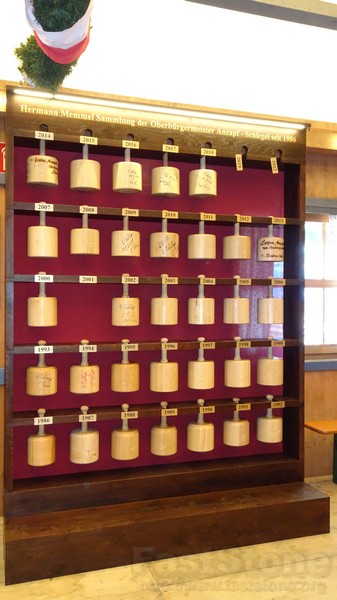 Die Schlegel die zum Anzapfen des Bierfasses auf der Wiesn gesammelt wurden www.wiesnreport.de www.wiesnreport.de