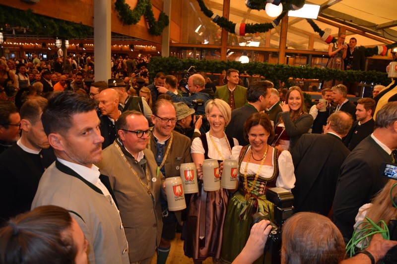 Freudige Eröffnung der Wiesn 2022 www.munichpeople.com www.munichpeople.com