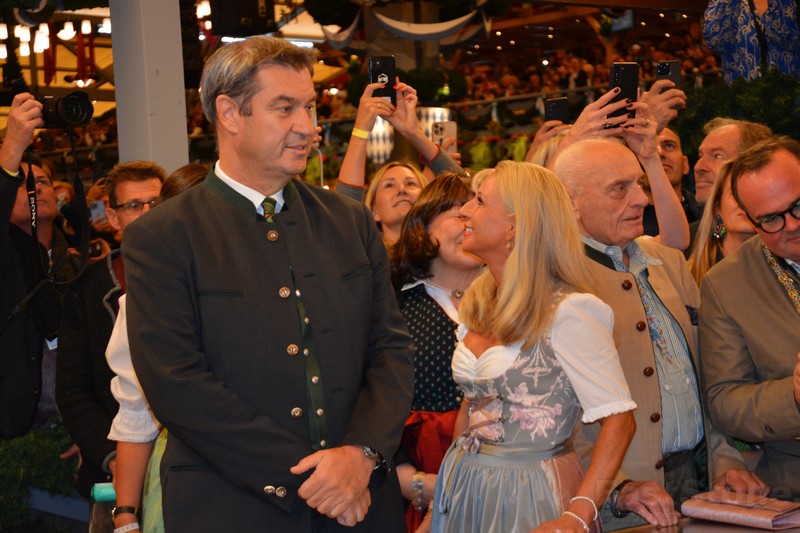 Gespannt auf den Anstich vom Oberbürgermeister www.wiesnreport.de www.wiesnreport.de