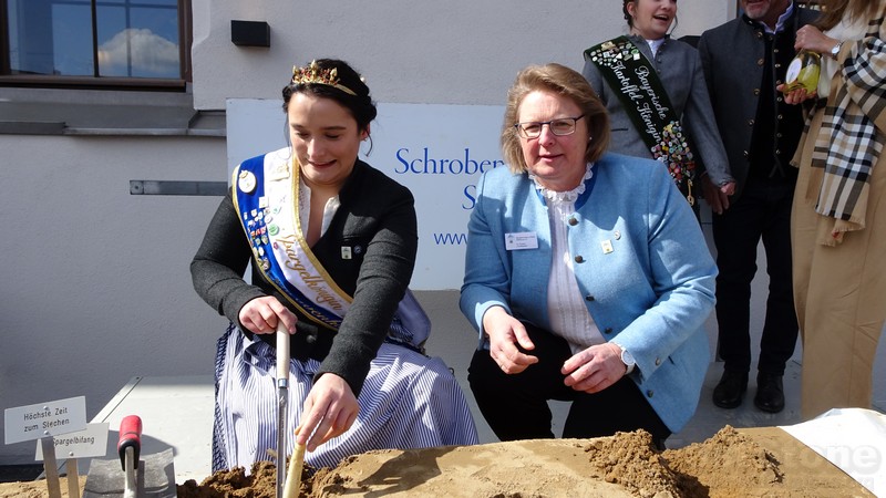 li Spargelkönigen Annalena Fischbauer Claudia Westner Vorsitzende des Spargelerzeugerverbandes wwww.münchenfenster.de www.münchenfenster.de