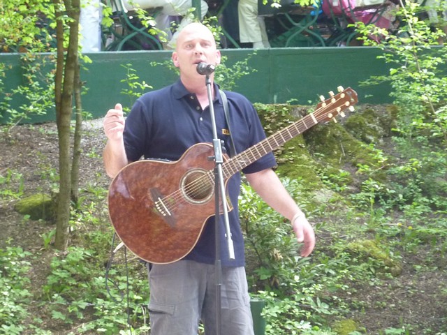 Traditionelles Aufstellen des Maibaumes im Biergarten des Augustinerkellers