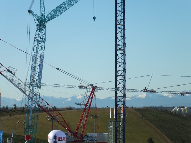 Schräge Vögel kreisen über der BAUMA 2013