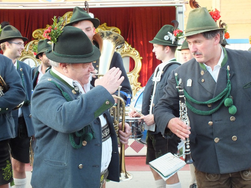 Trachtler stürmten die historische Wiesn