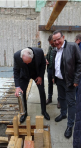 Ralf Büschl versenkt fachgerecht die Zeitkapsel in das Fundament des B munich