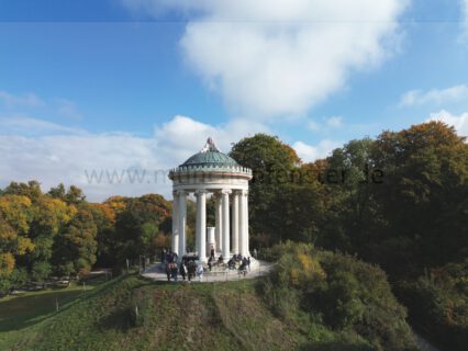 Der Monopterus bietet einen Ausblick über den Englischen Garten