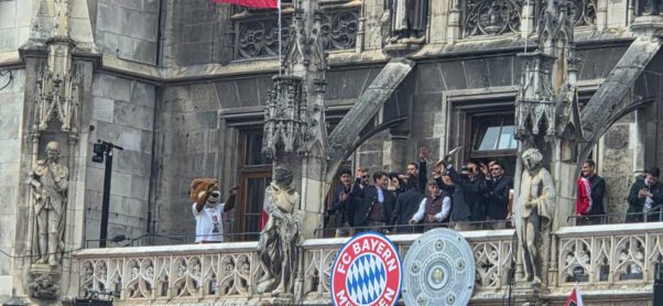 Meisterschale des FC Bayern präsentiert