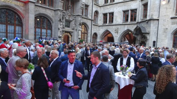Ob Krause begrüsst Ehrengäste im Rathaus