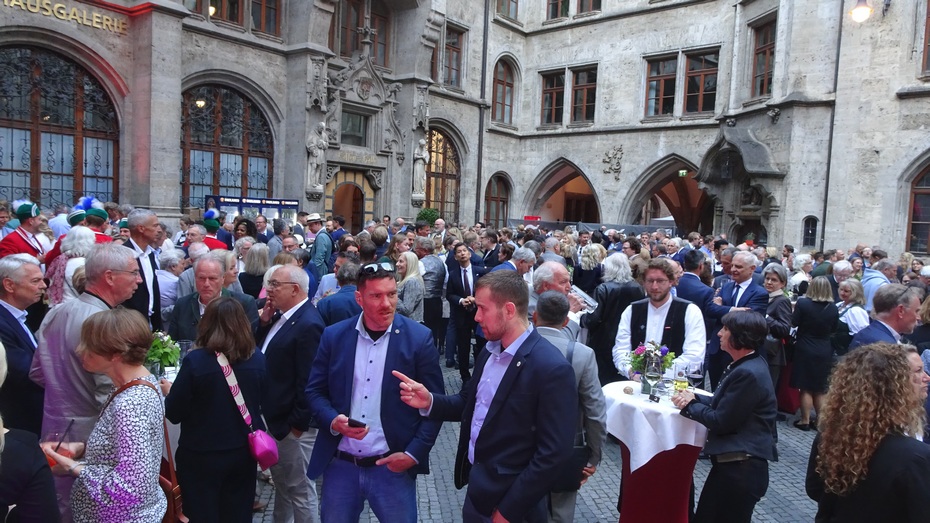Ob Krause begrüsst Ehrengäste im Rathaus
